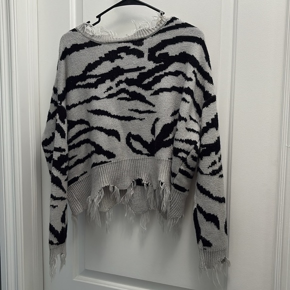 Polly & Esther Black Gray Zebra Sweater Cropped Distressed Size Medium - Picture 9 of 9